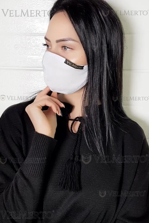 Дизайнерски аксесоар с вътрешен джоб, предназначен за филтър, или марля.Изработена е от висококачествен орга