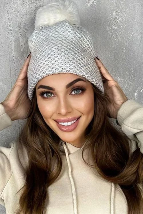 Зимна шапка с помпон