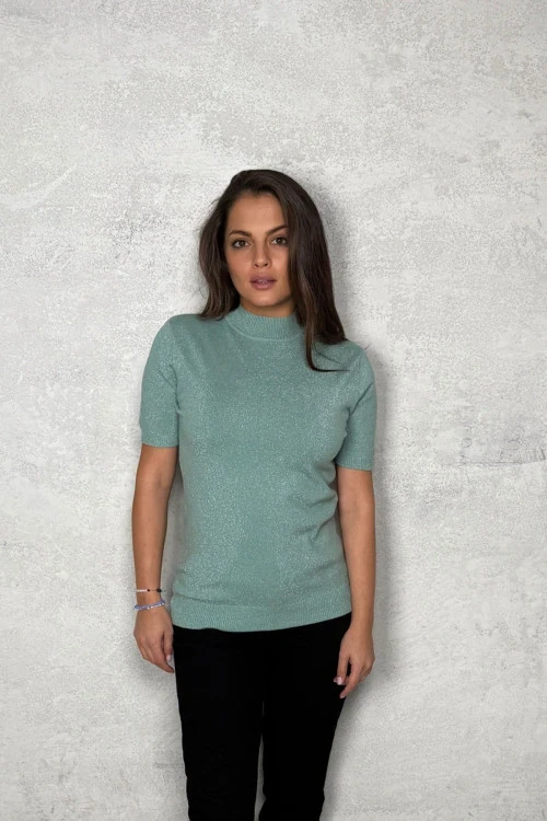 Blouses and tops with short sleeves