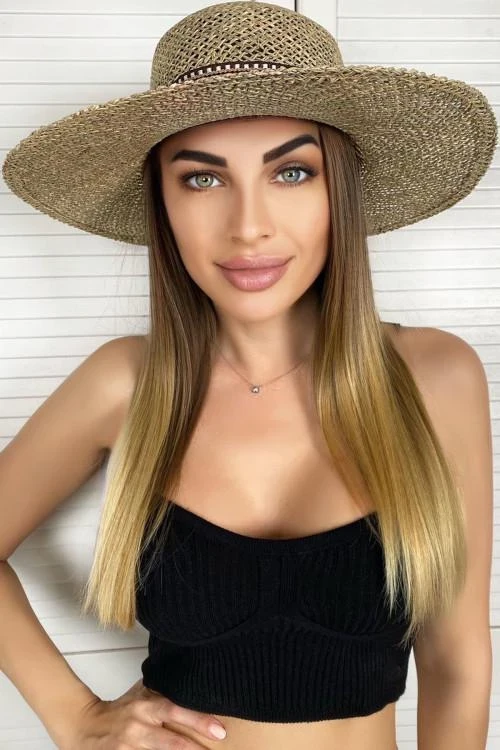 Дамска лятна шапка