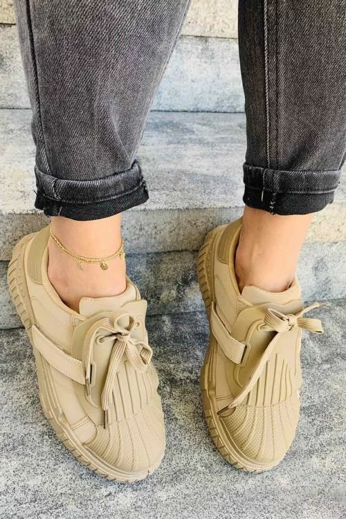 Tenisi dama cu sireturi