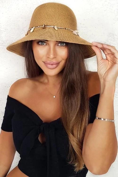 Дамска лятна шапка