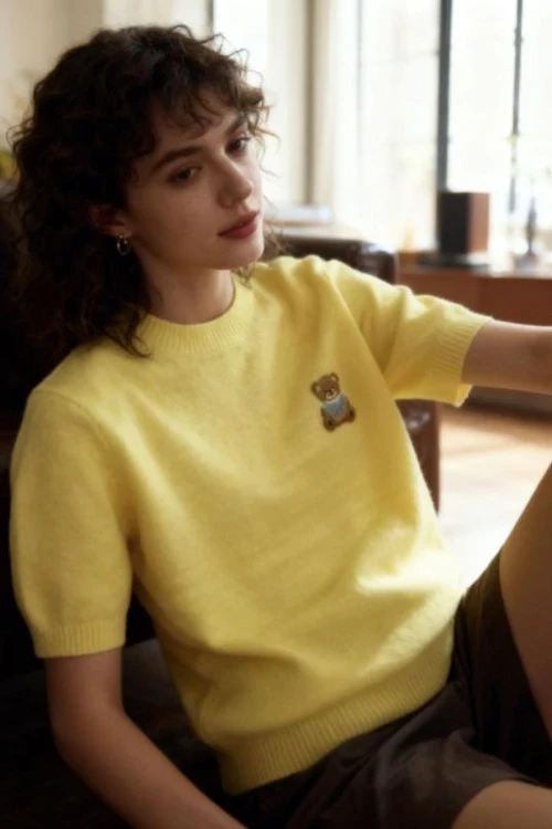 Сладък  пуловер с меченце – мекота и чар в едно