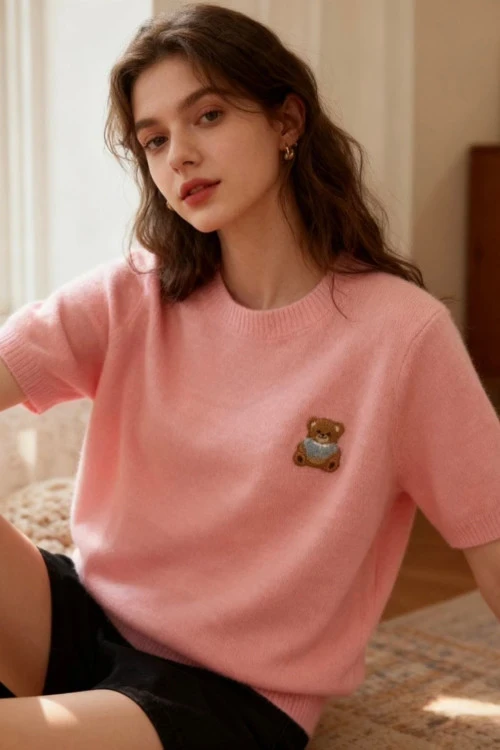 Сладък  пуловер с меченце – мекота и чар в едно