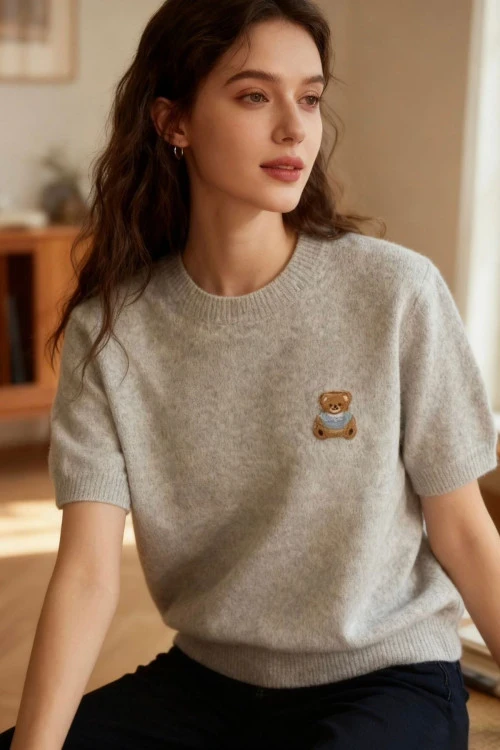 Сладък  пуловер с меченце – мекота и чар в едно
