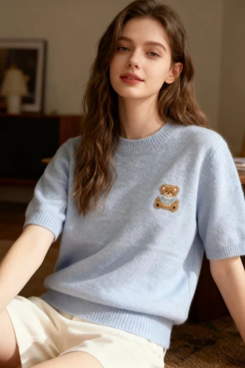 Сладък  пуловер с меченце – мекота и чар в едно
