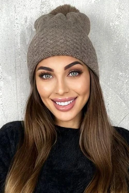 Зимна шапка с помпон