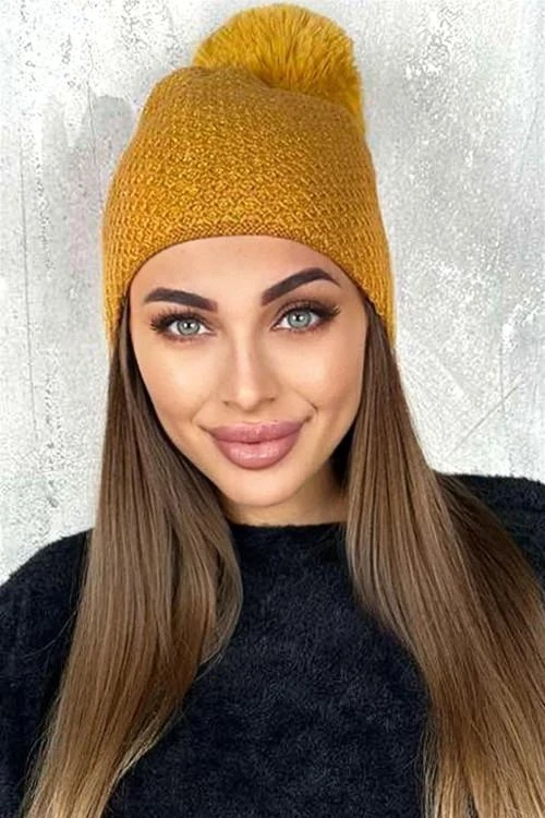 Зимна шапка с помпон