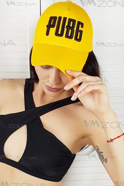 Дамска шапка с козирка и надпис