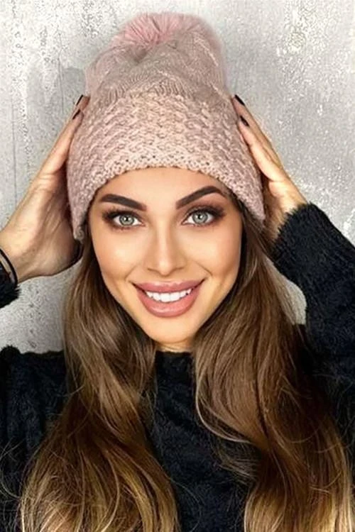 Зимна шапка с помпон