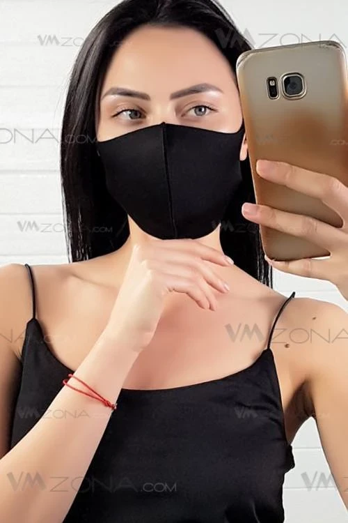 Дизайнерски унисекс аксесоар, изработен от висококачествен непромокаем материал.