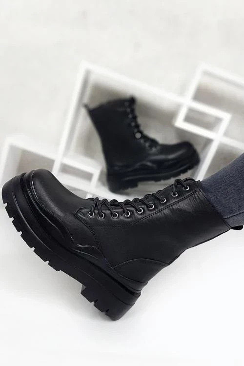 Дамски боти с връзки