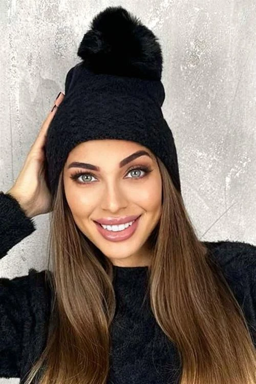 Зимна шапка с помпон