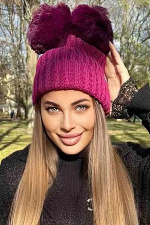 Дамска шапка с два помпона