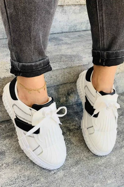 Tenisi dama cu sireturi