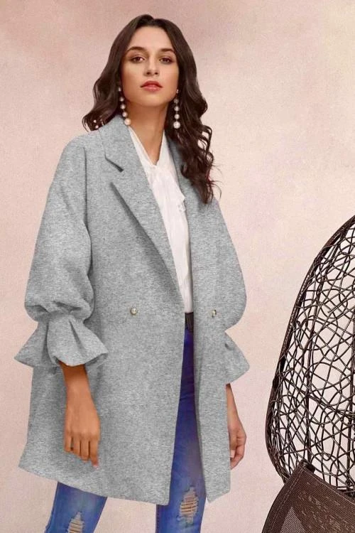 Дамско палто с ефектни ръкави
