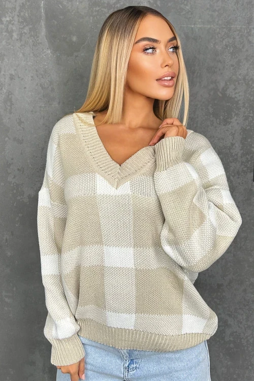 Дамски пуловер с дълбоко деколте