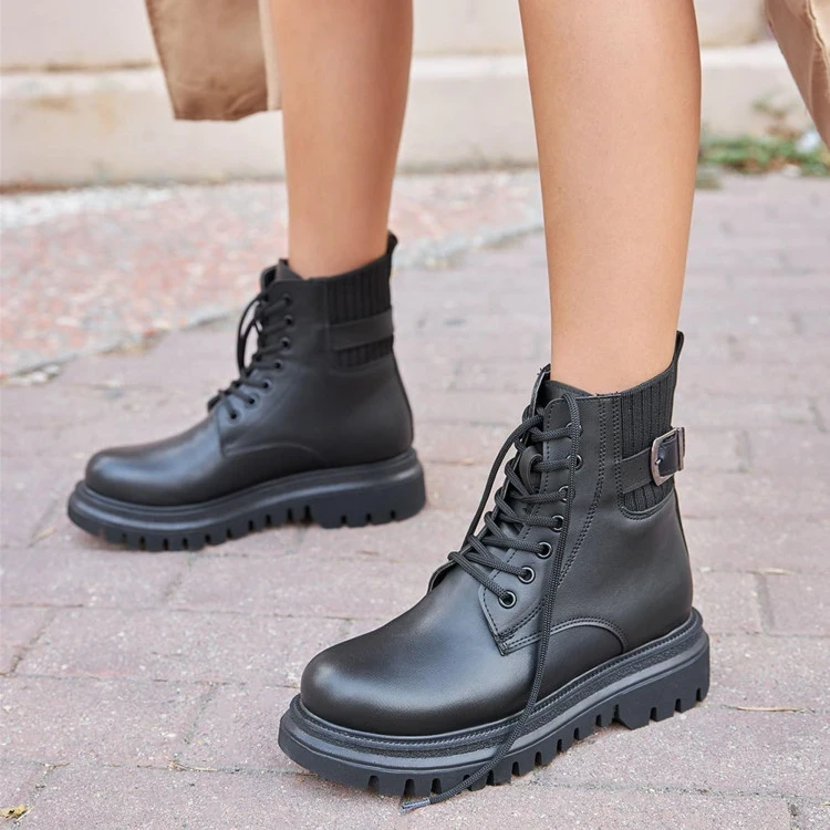 Дамски боти с връзки