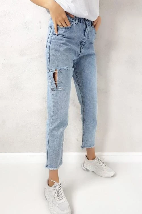 Ženske kavbojke, raztrgane