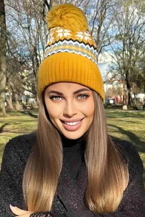 Дамска шапка с помпон