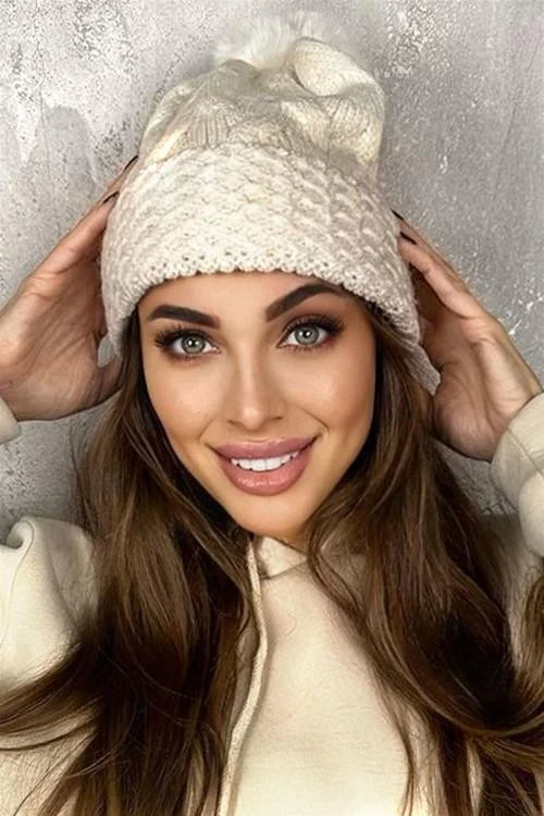 Зимна шапка с помпон