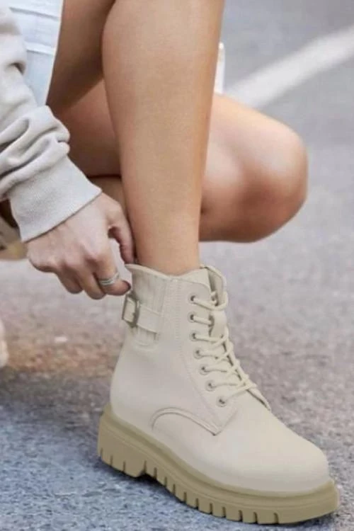 Дамски боти с връзки