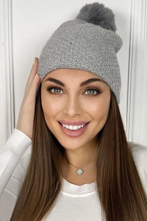 Зимна шапка с помпон