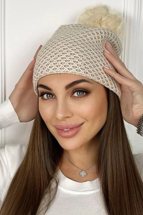 Зимна шапка с помпон