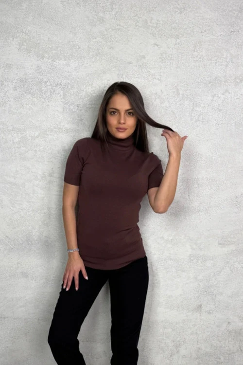 Rövid ujjú női blúz magas nyakú