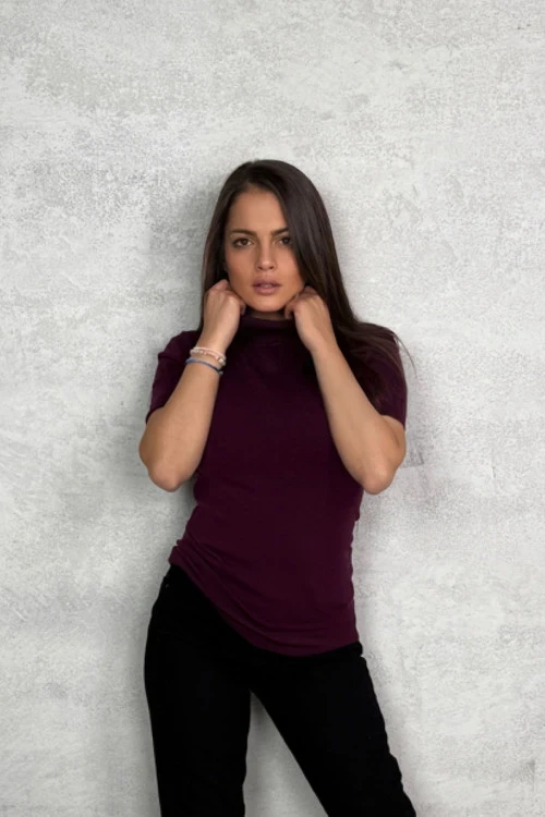 Rövid ujjú női blúz magas nyakú