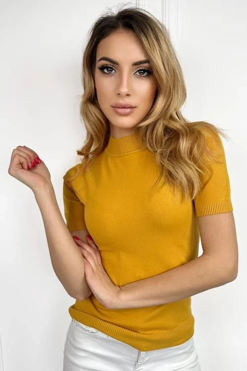 Blouses and tops with short sleeves