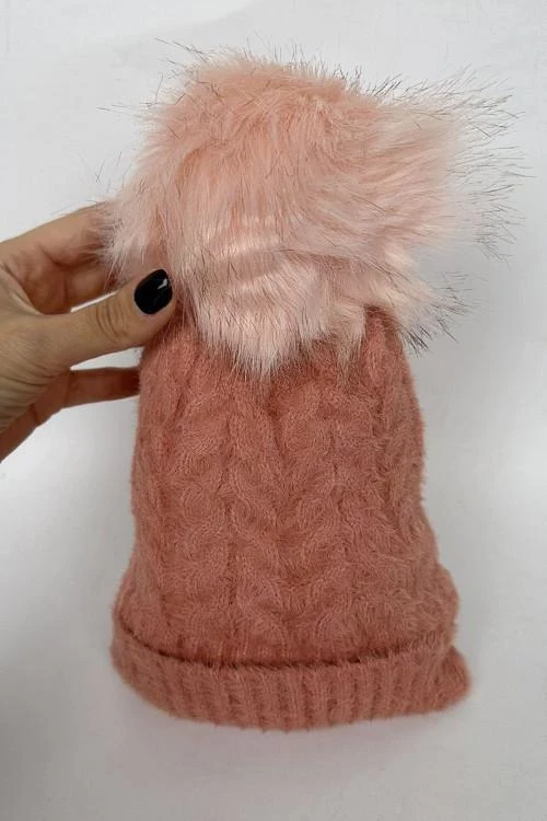 Дамска зимна шапка