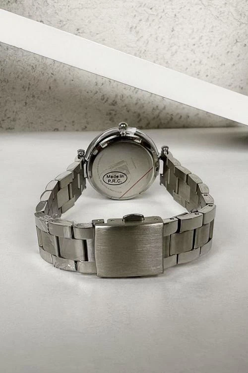 Women's watch with metal chain