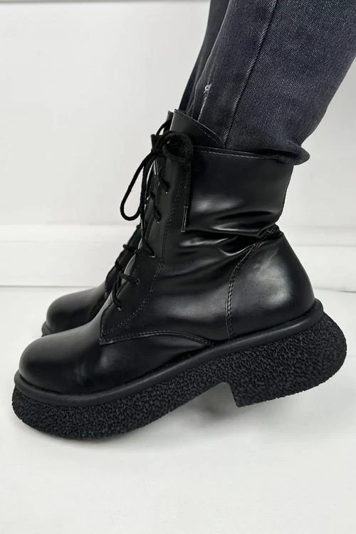 Дамски боти с връзки