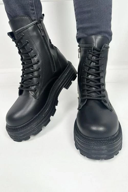 Дамски боти с връзки