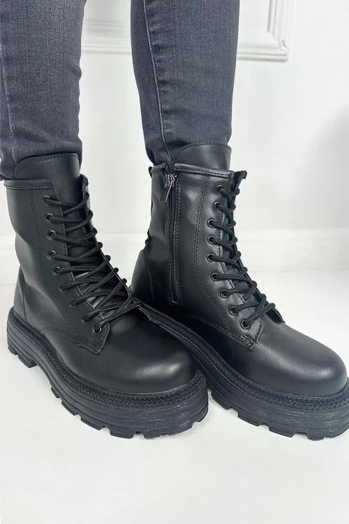 Дамски боти с връзки