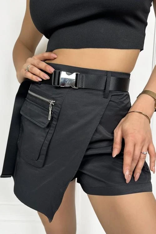 Women's shorts with outer pocket