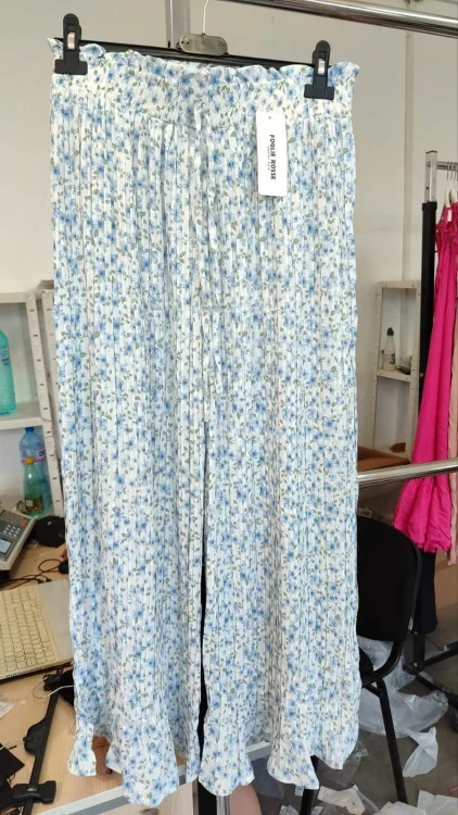 Γυναικείο παντελόνι με φλοράλ μοτίβο και πιέτες