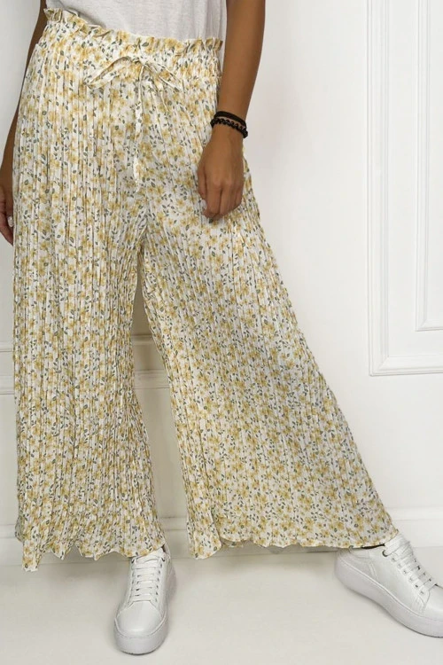 Ženske hlače s cvetličnim vzorcem in naborki
