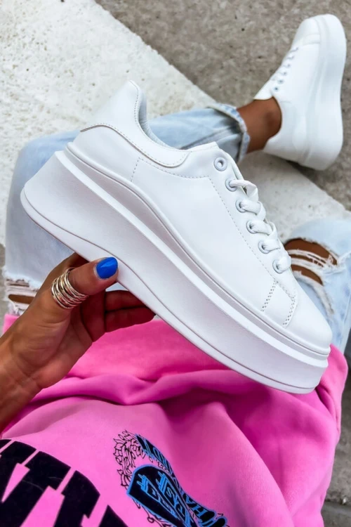 Μοντέρνα αθλητικά παπούτσια σε λευκό χρώμα