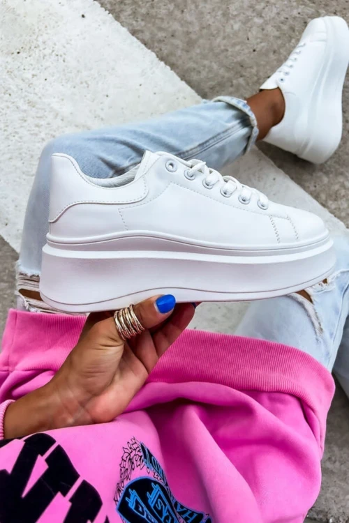 Μοντέρνα αθλητικά παπούτσια σε λευκό χρώμα