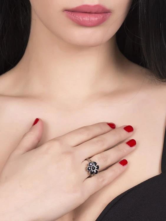 Дамски сребърен пръстен с камъни