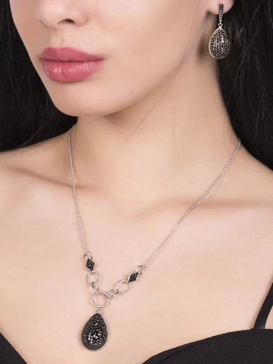 Сребърен дамски комплект от колие и обеци с камъни