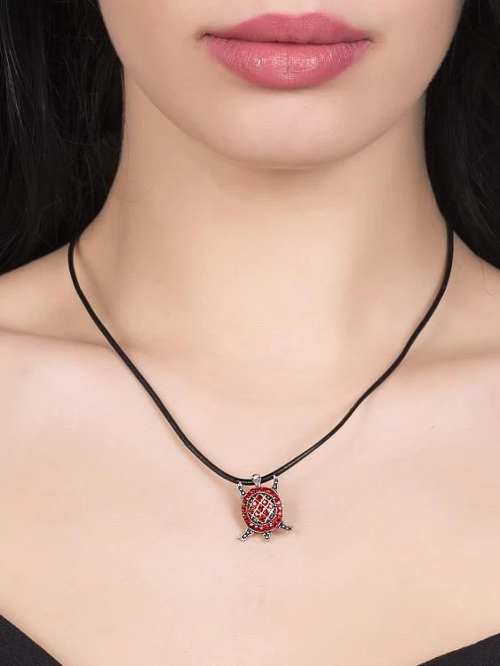 Сребърно дамско колие с камъни