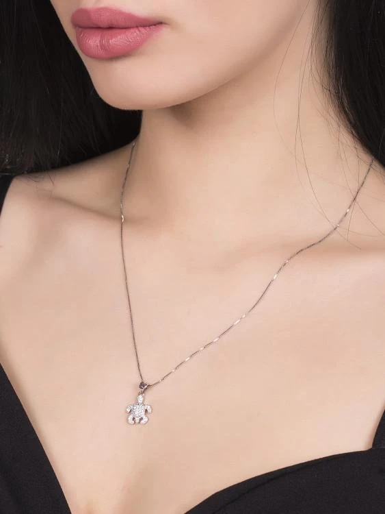 Дамска сребърна висулка с камъчета