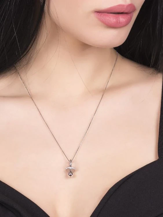 Дамска сребърна висулка с камъчета