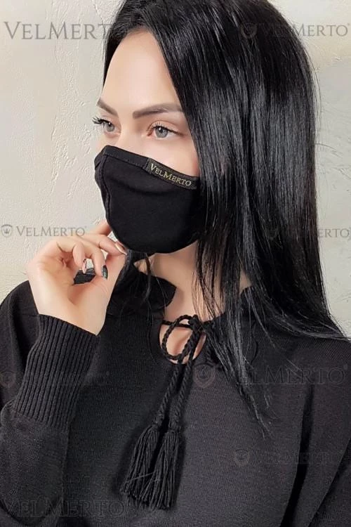 Дизайнерски аксесоар с вътрешен джоб, предназначен за филтър, или марля.Изработена е от висококачествен орга