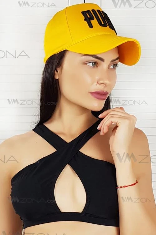 Дамска шапка с козирка и надпис