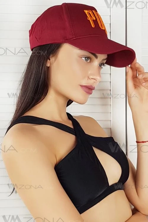 Дамска шапка с козирка и надпис