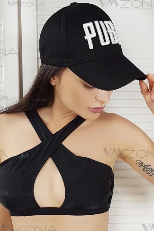 Дамска шапка с козирка и надпис